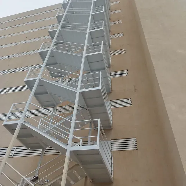 Una escalera de incendios en el costado de un edificio