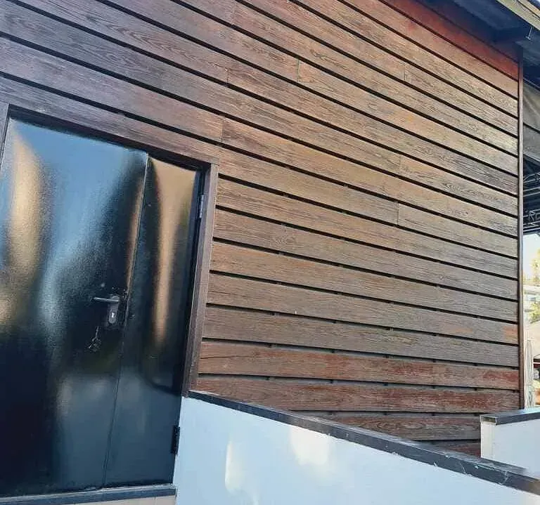 Un piso de madera en una habitación al lado de una puerta.