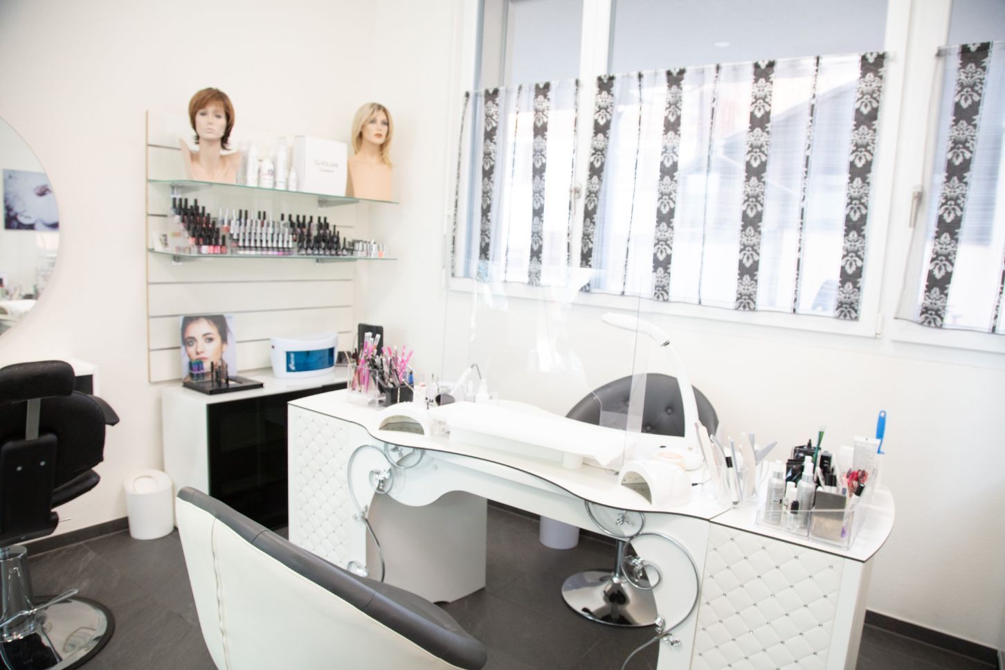 Marias Hair and Nails Lounge - Coiffeur 
