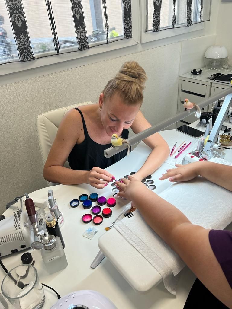 Nägel machen lassenMarias Hair and Nails Lounge - Coiffeur 
