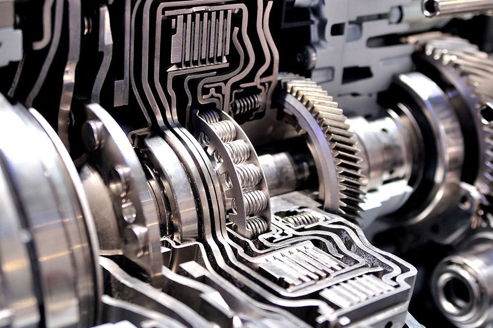 Eine Nahaufnahme eines Getriebes in einem Automotor.