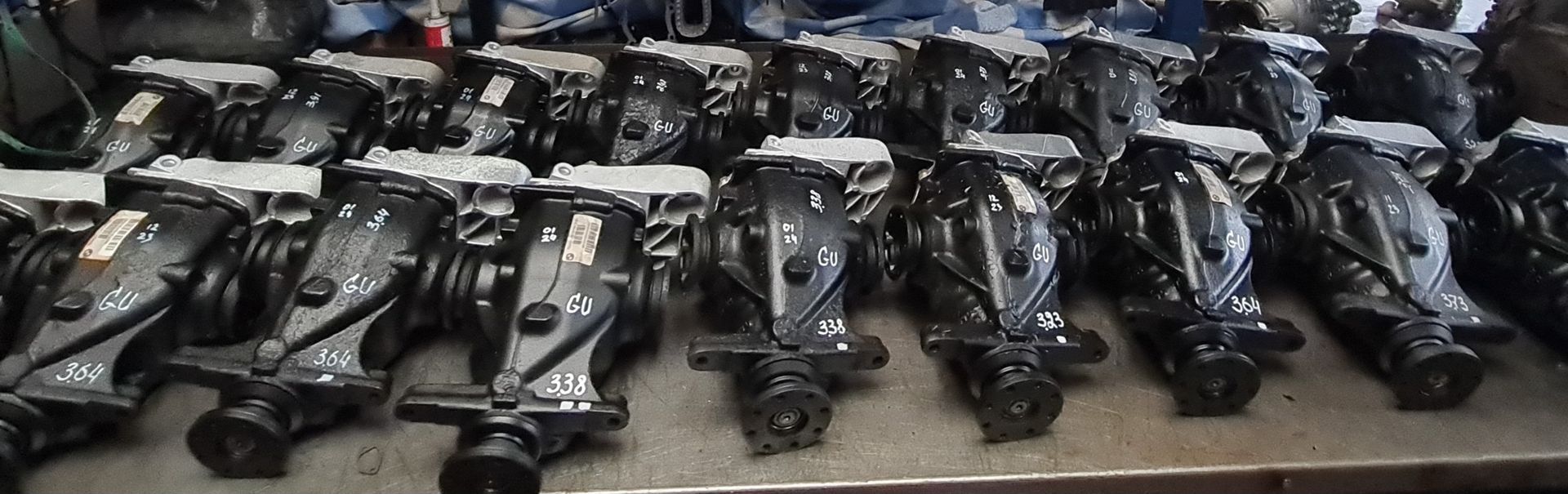 Ein Haufen schwarzer Gegenstände ist auf einem Tisch aufgereiht