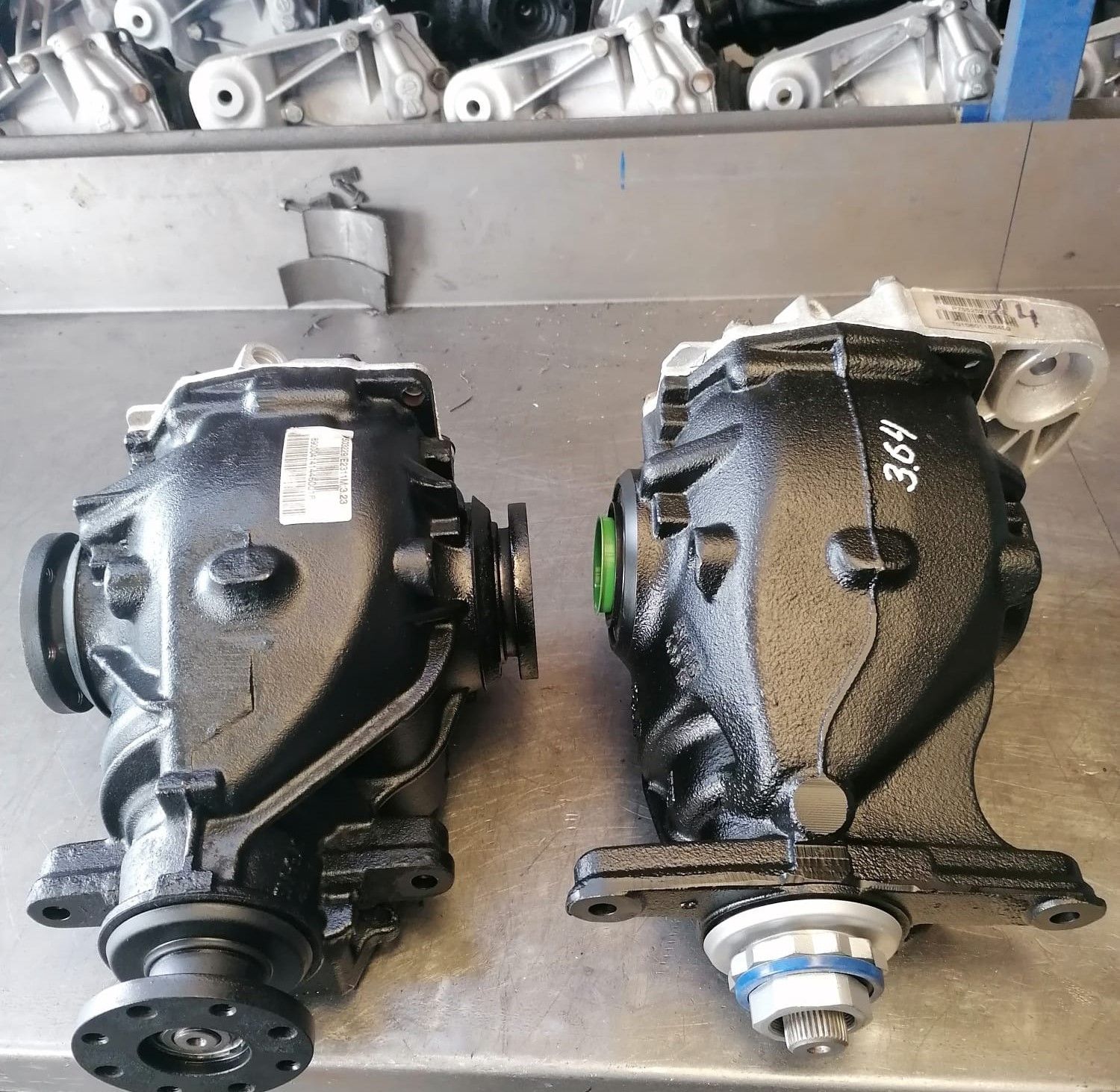 Zwei schwarze Getriebe mit der Nummer 369 darauf