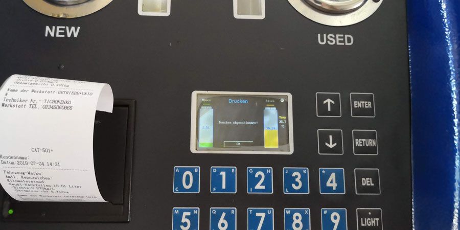 Ein Automat mit einem Beleg, auf dem steht „Neu“ und „Gebraucht“