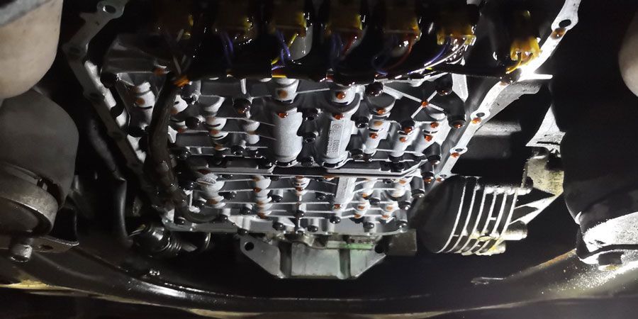 Eine Nahaufnahme eines Automotors, aus dem Öl austritt.