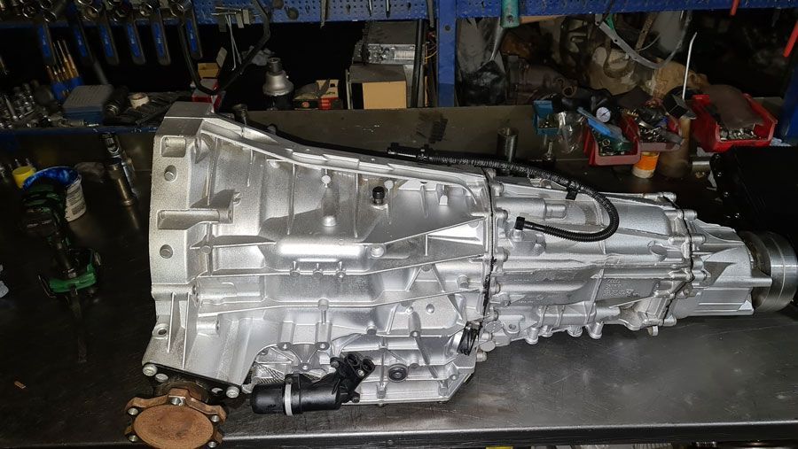 Ein Automotor steht auf einem Tisch in einer Garage.