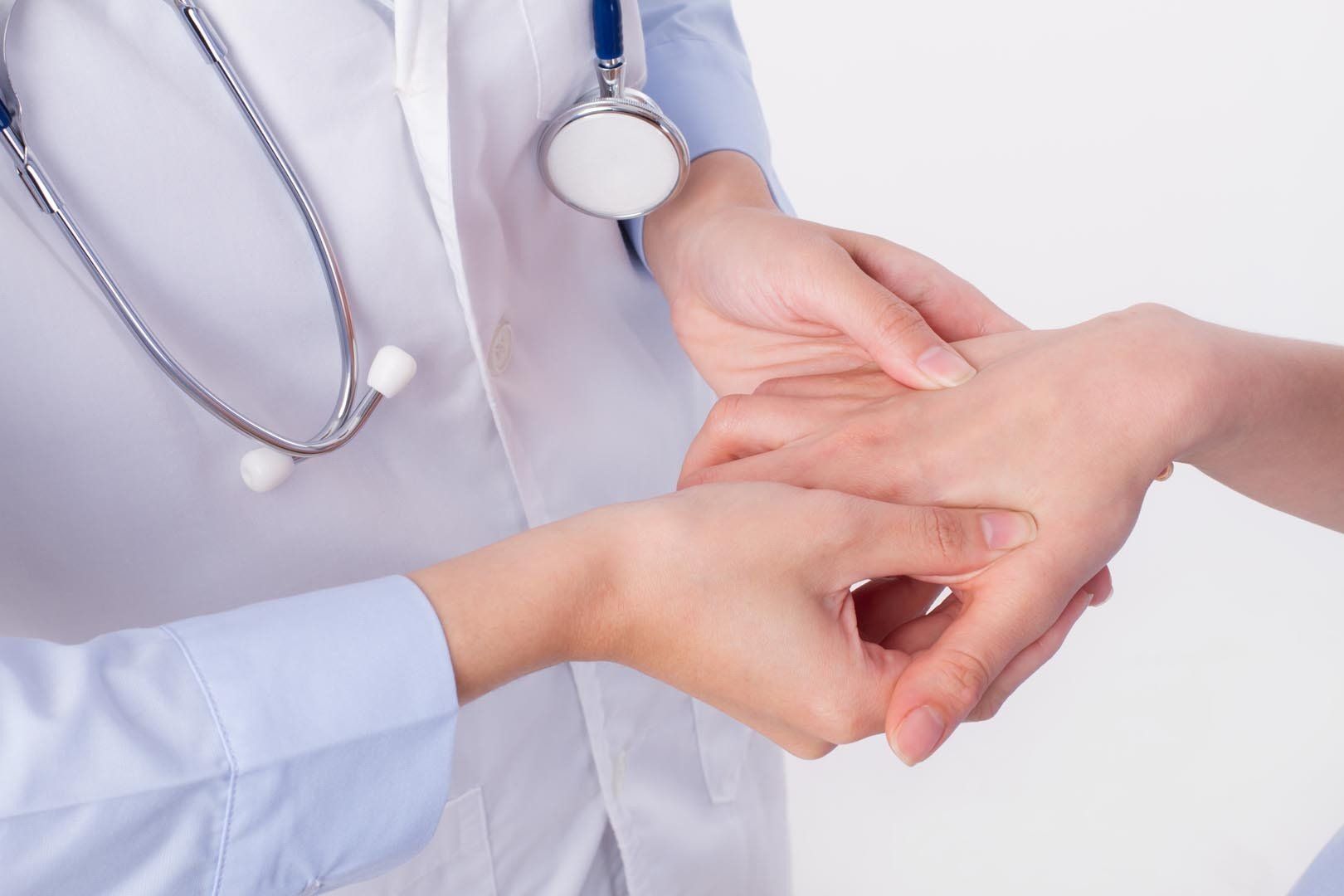 Médecin tenant la main d'un patient