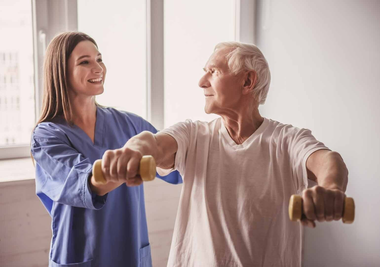 Femme médecin en session de kinésithérapie avec un homme