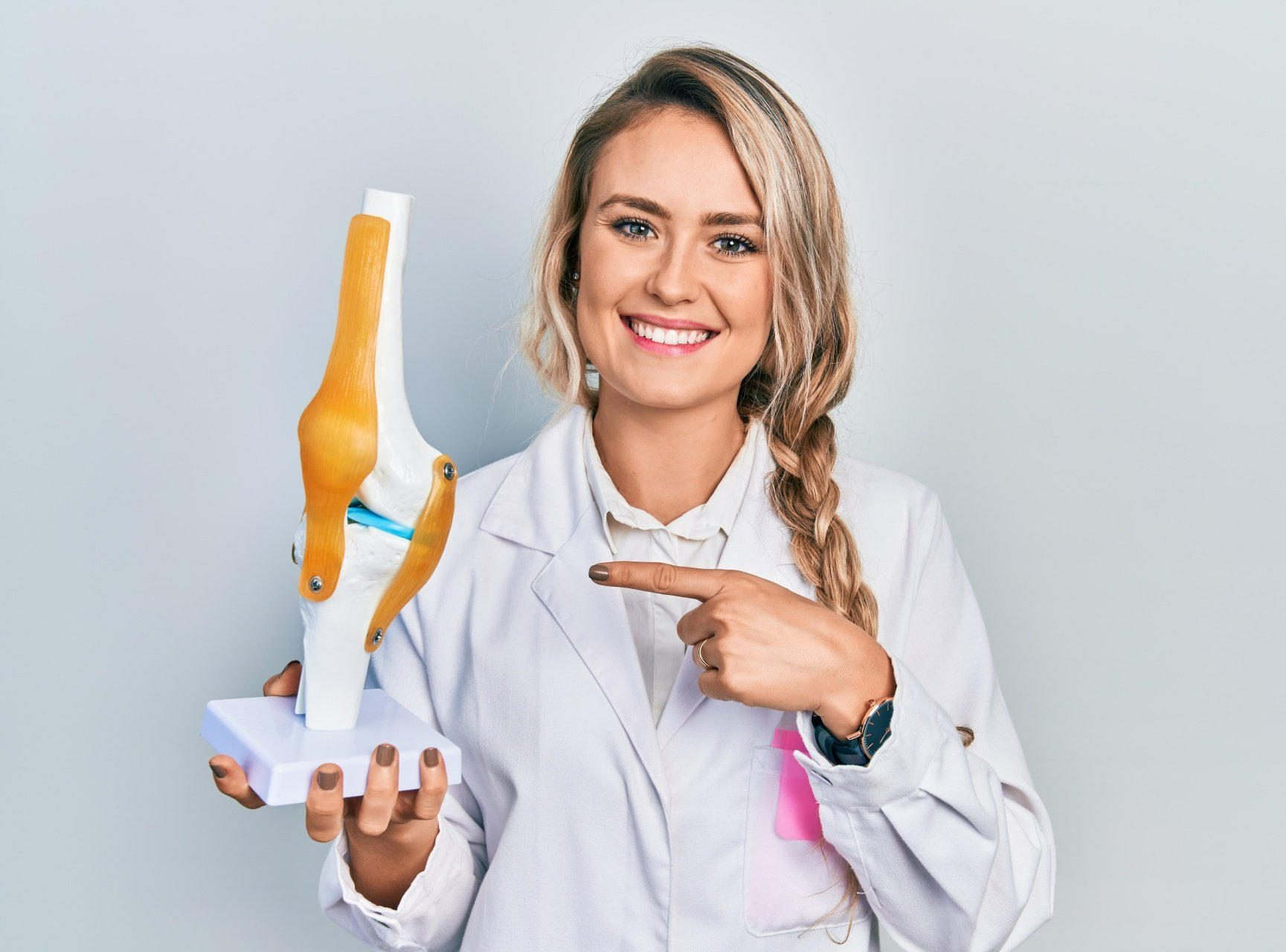 Médecin tenant une prothèse de genou