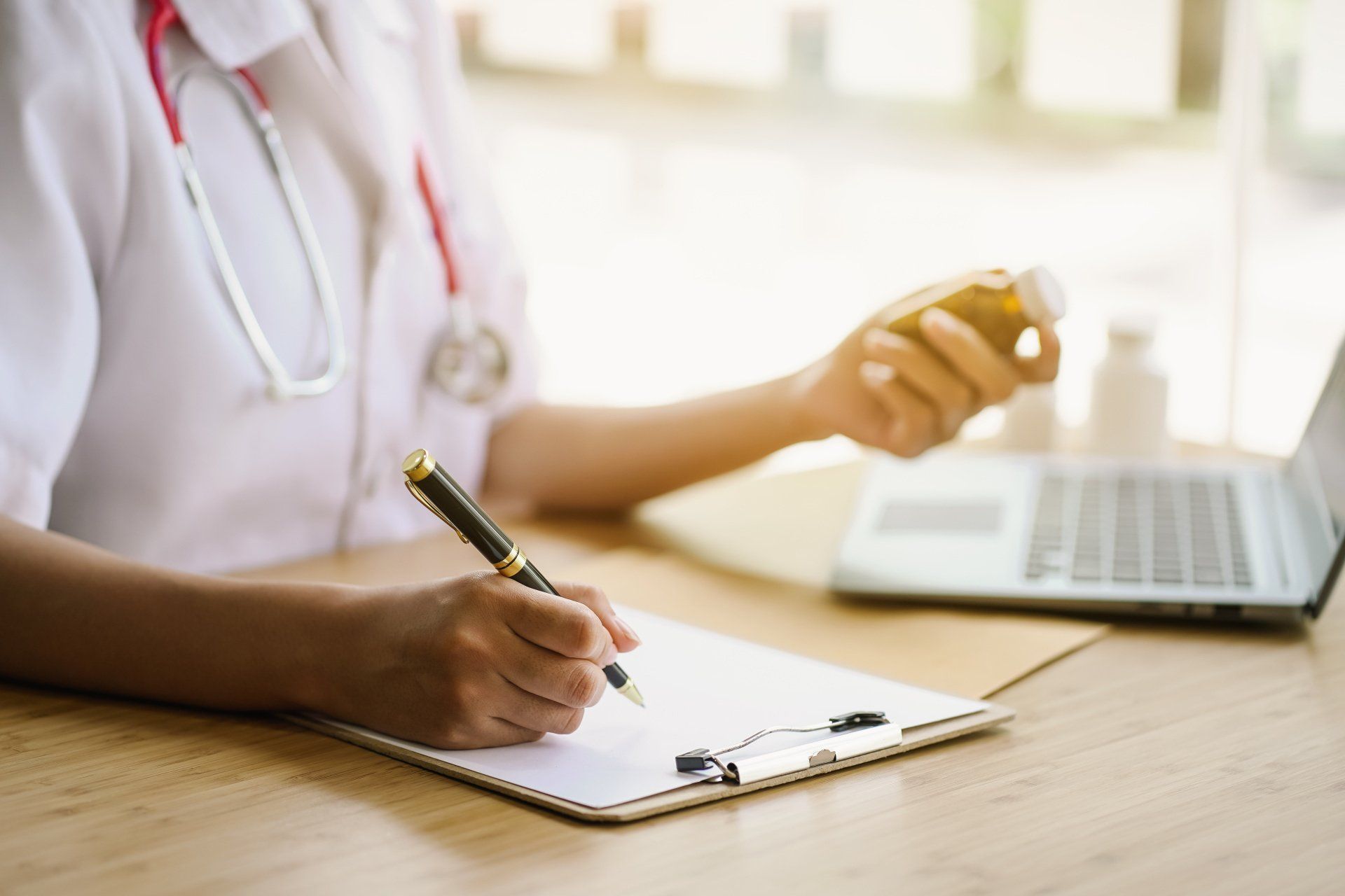 Médecin rédigeant une ordonnance