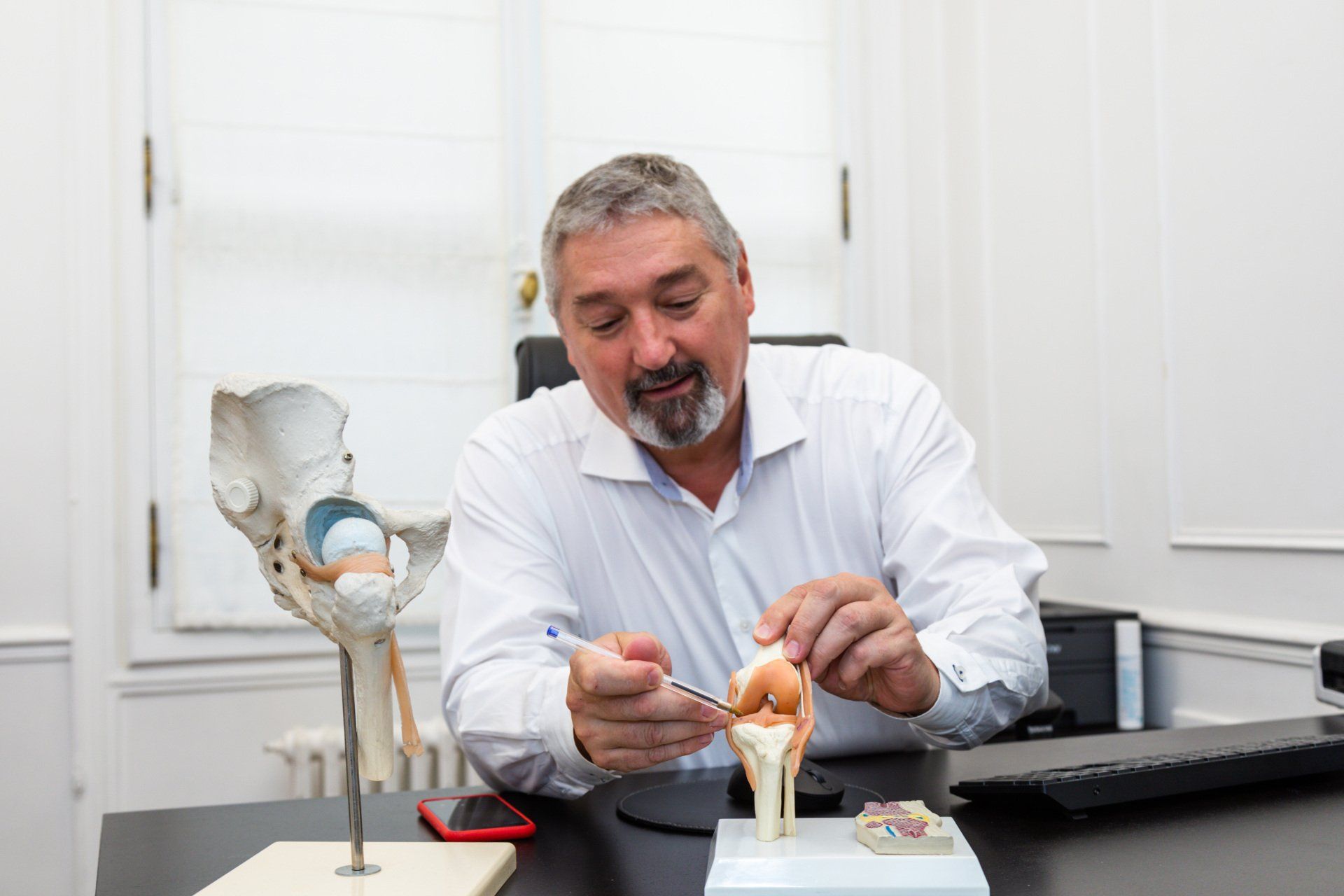 Homme devant des reproductions d'os