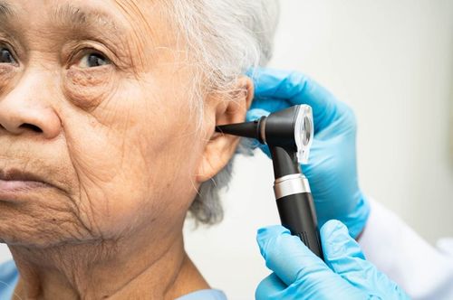 Una sala de exploración con equipo médico