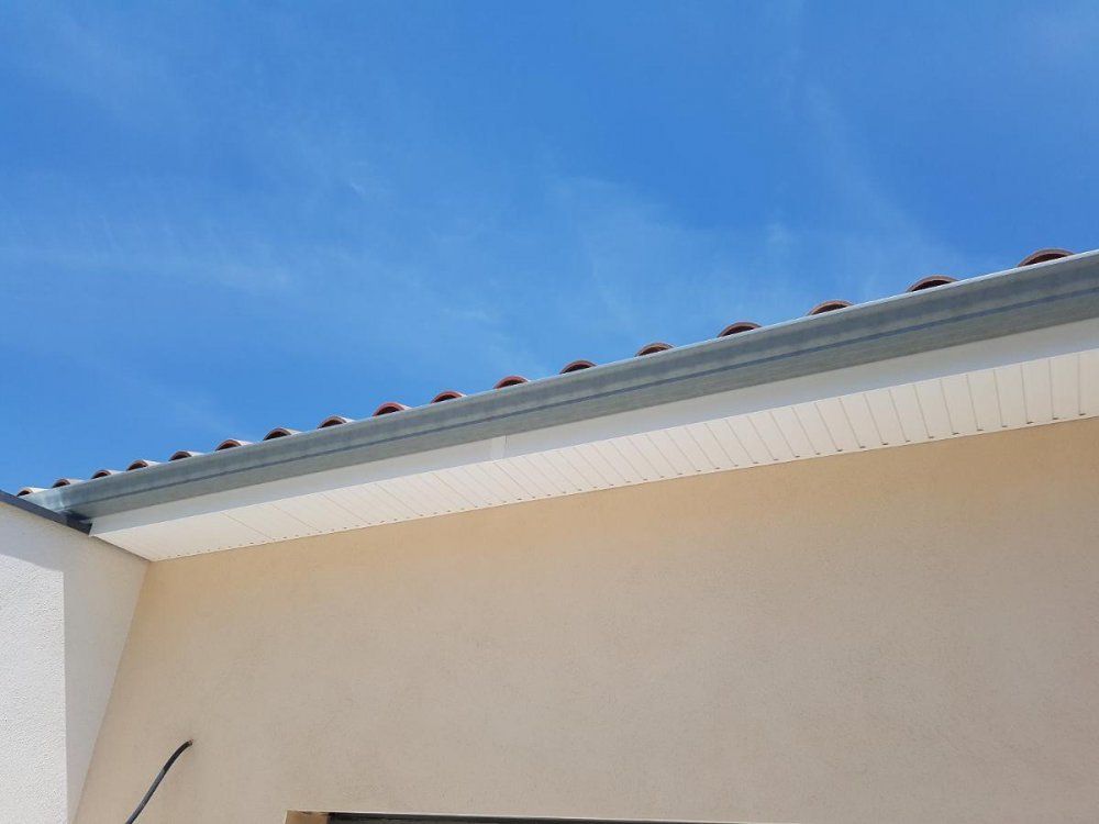 Avant-toit, PVC blanc