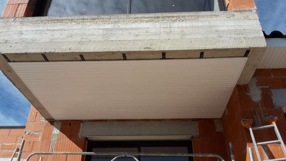 Faux plafond PVC blanc mis en place avant la façade