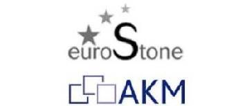 Logotipos de eurosTone y AKM en gris y azul con iconos cuadrados superpuestos