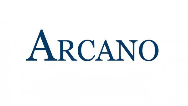 Logotipo azul “ARCANO” sobre fondo blanco