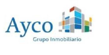 Logotipo de Ayco Grupo Inmobiliario con texto azul y un icono de edificio multicolor estilizado