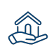 Contorno azul de una mano sosteniendo el icono de una casa sobre un fondo blanco.