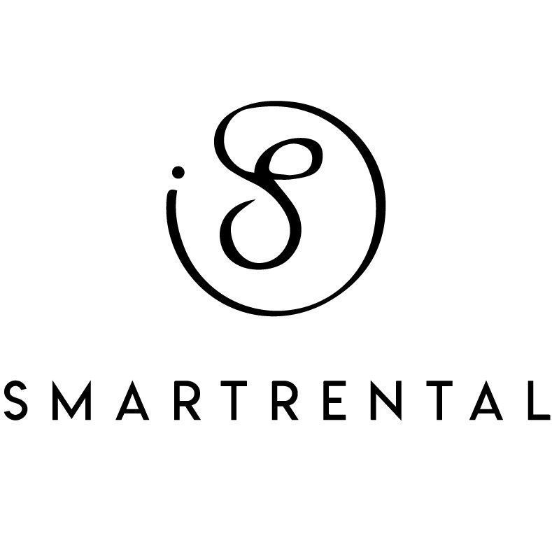 Logotipo de SMARTRENTAL con un monograma circular negro sobre el nombre de la marca en un fondo blanco.