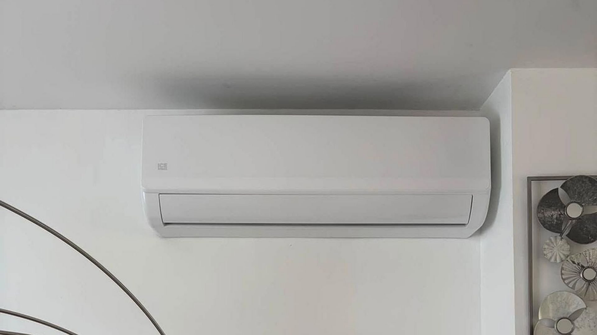 Climatiseur mural blanc au-dessus d'une porte dans une pièce lumineuse