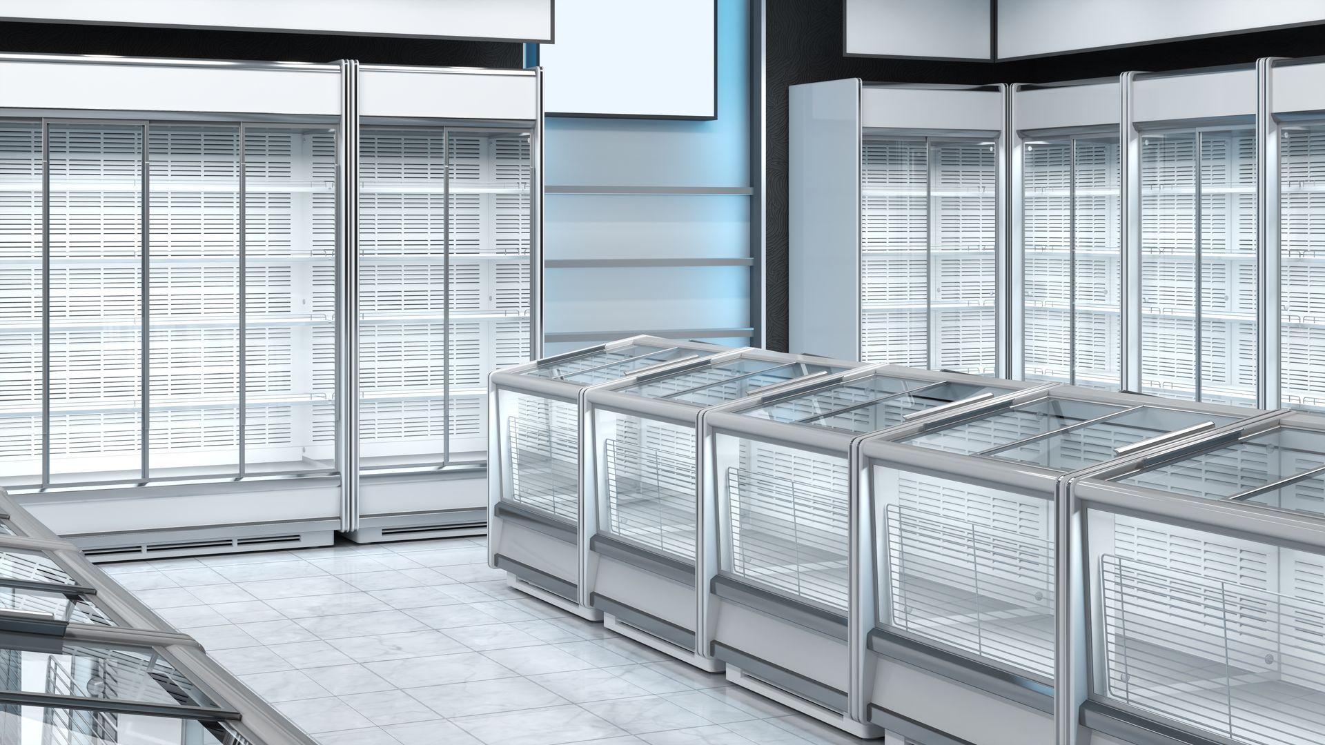 Espace commercial moderne et vide, avec vitrines et étagères métalliques éclairées par une lumière vive.