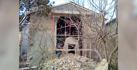 Maison en rénovation avec pierres