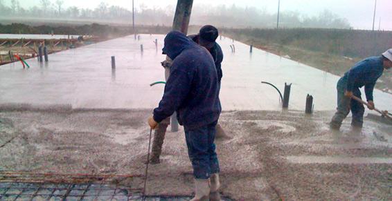 Deux ouvriers qui réalisent des travaux de maçonnerie