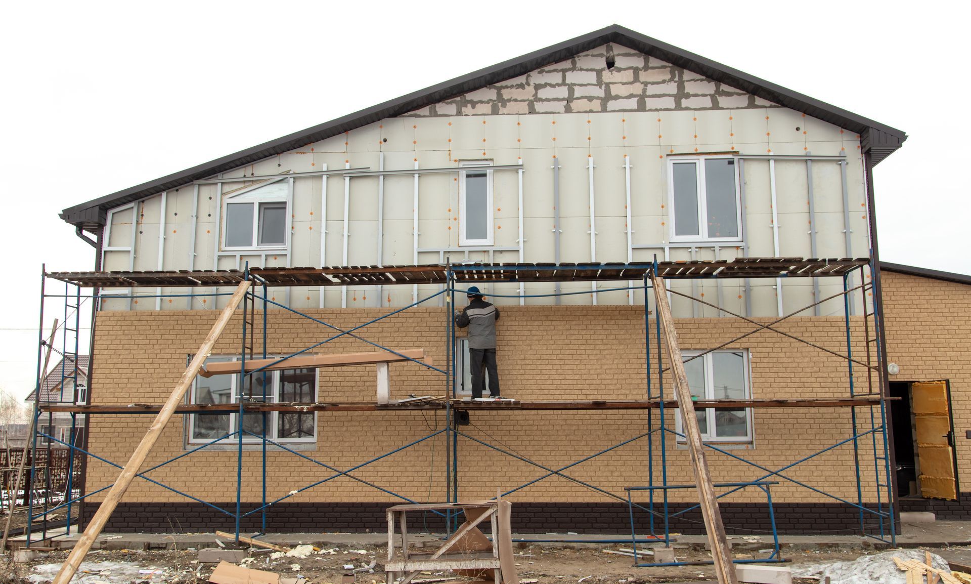Un artisan en train d'installer des briques de parement