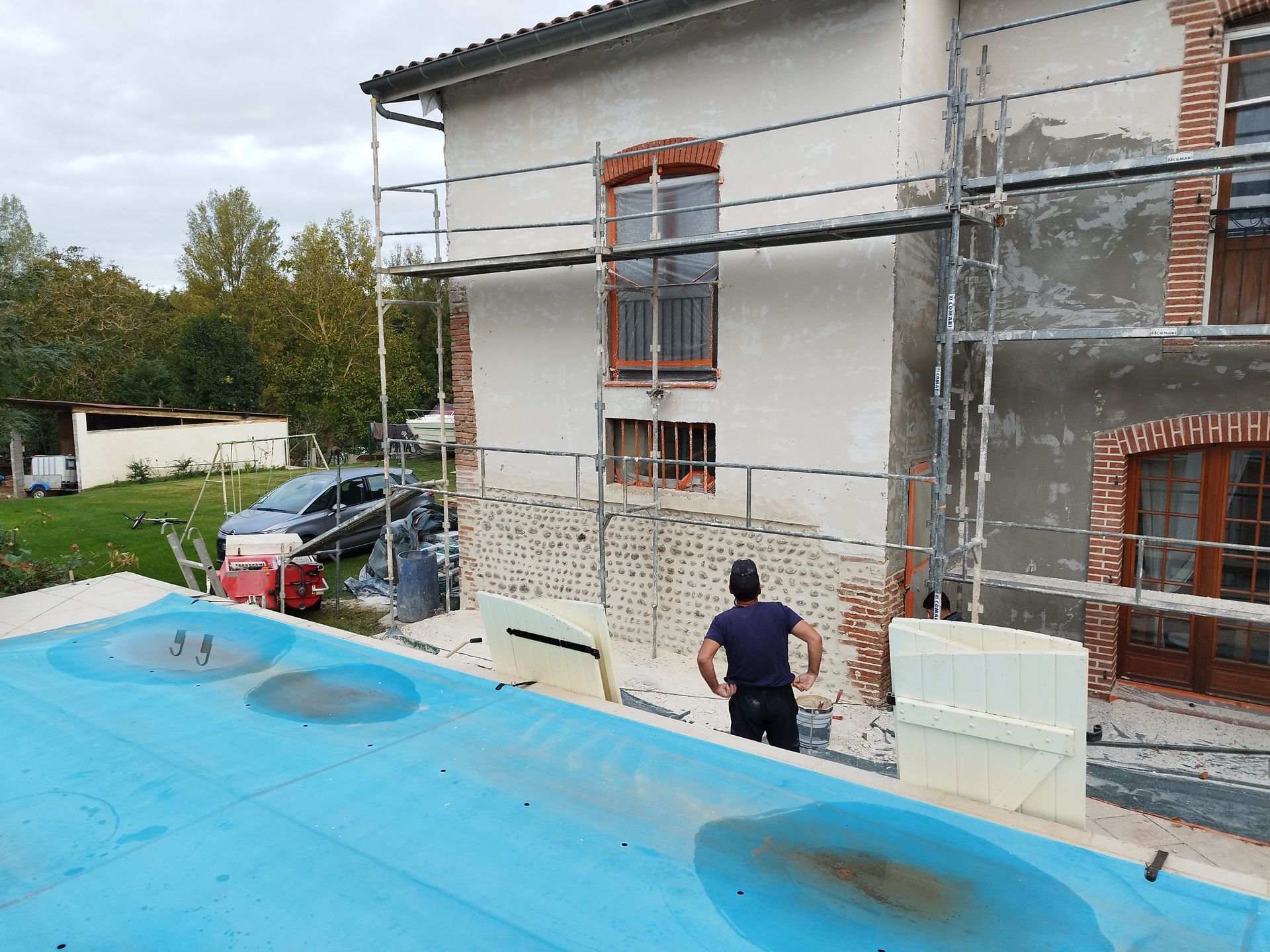 Un chantier en cours dans une propriété avec un échafaudage installé