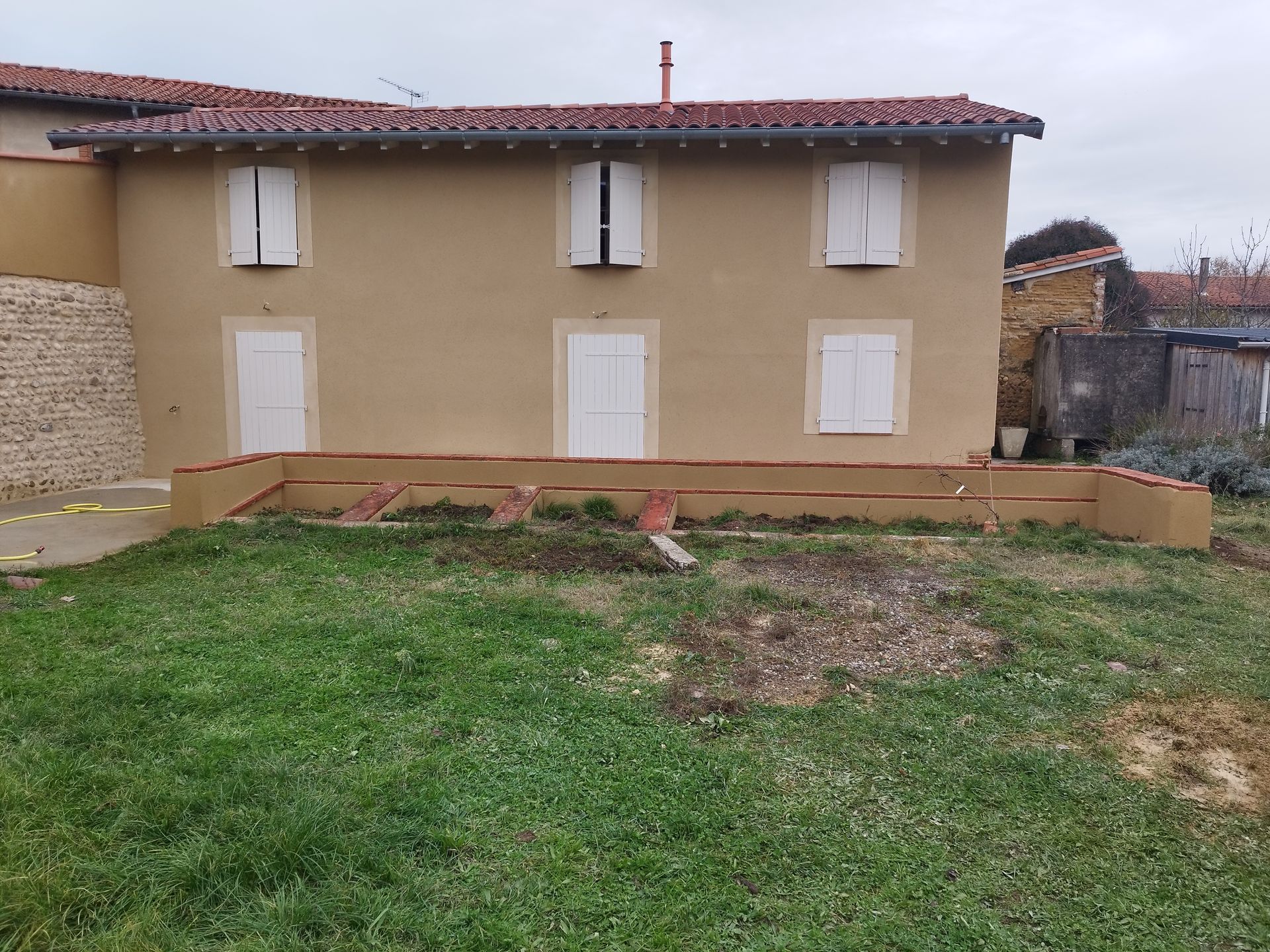 Une façade neuve sur une grande maison à six fenêtres