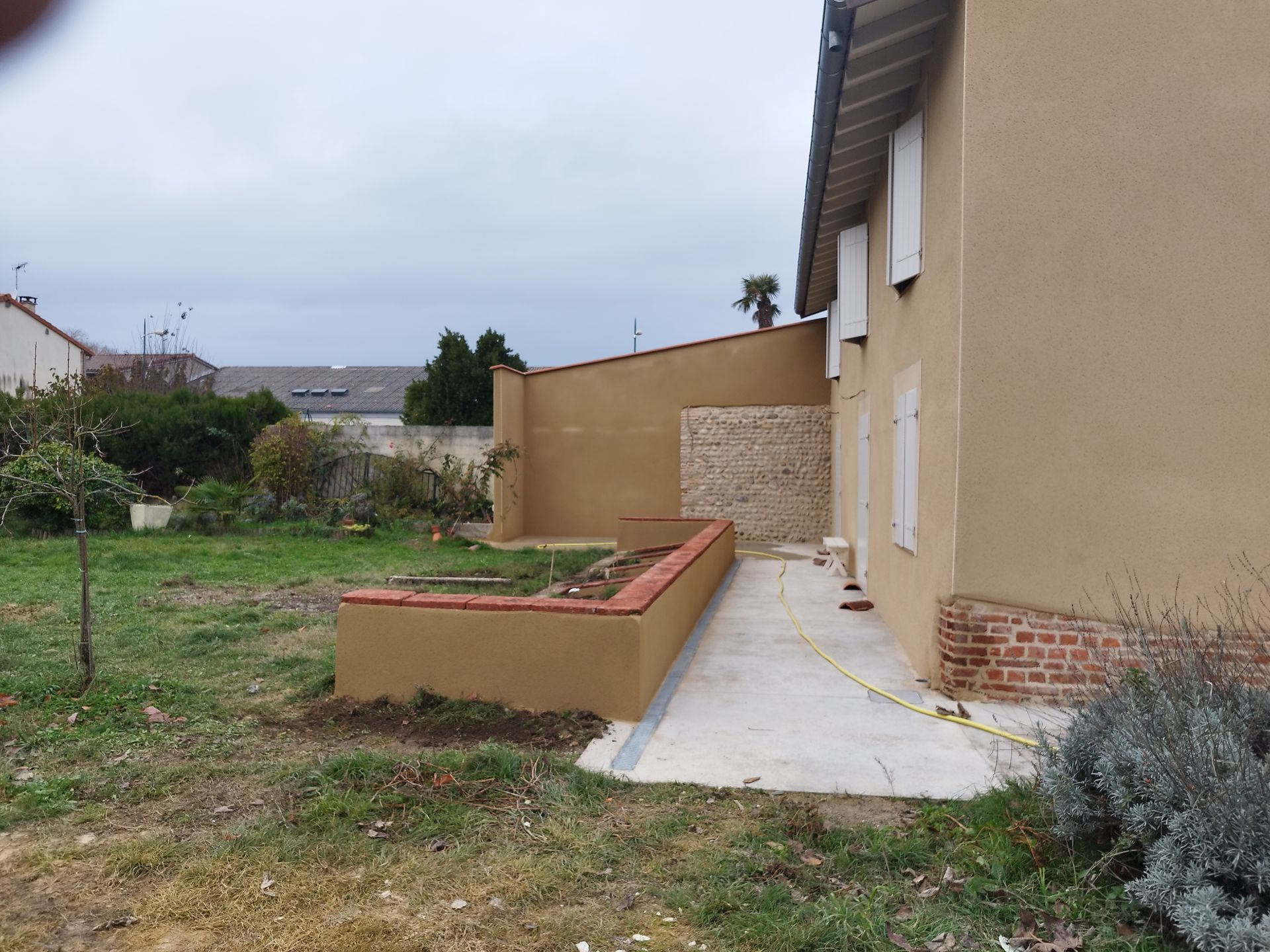 Une façade rénovée sur une maison vue de profil
