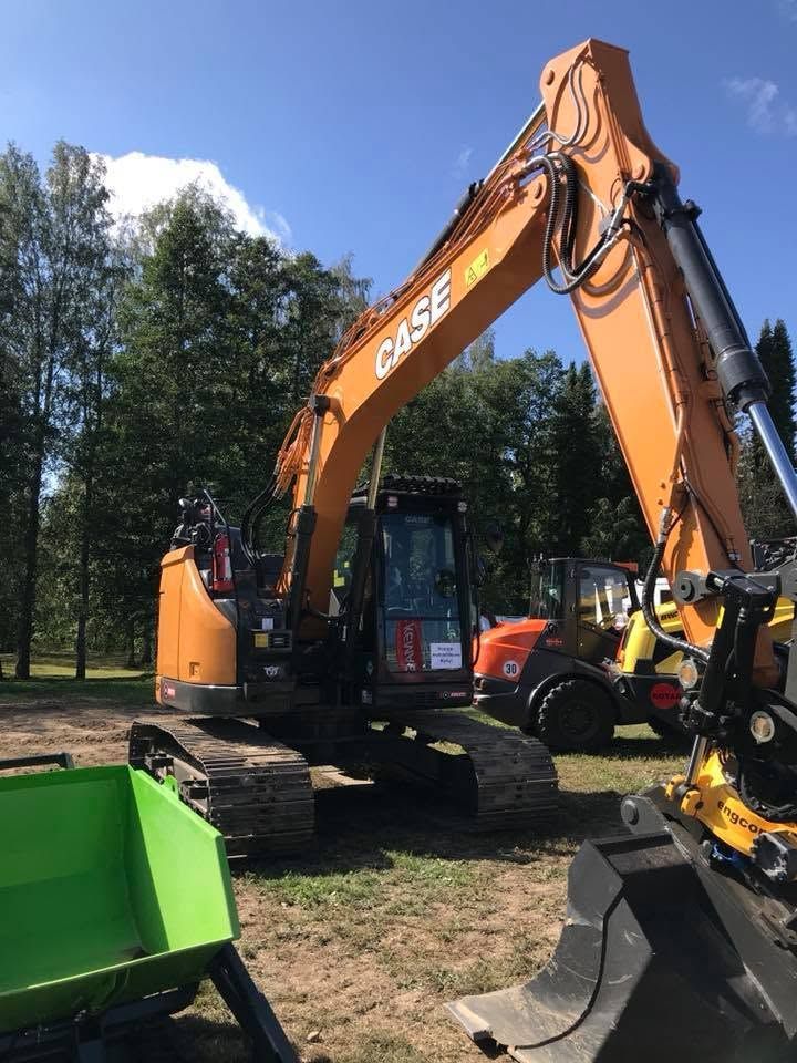Siirtonurmikon asennus ja pihan muotoilu oikeisiin kaatoihin poispäin seinästä.