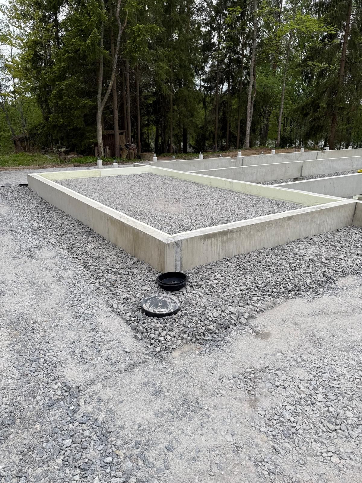 Kaivinkone tasoittamassa omakotitalon pohjatöitä rakennustyömaalla Lahdessa.