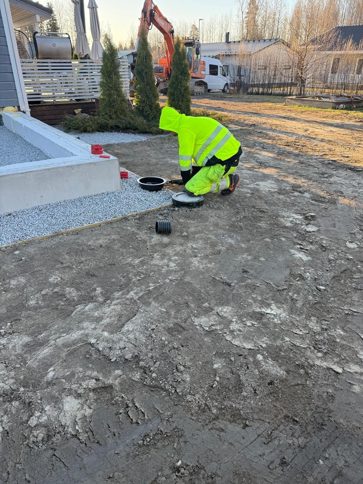 Diggers Oy:n tehokas kalusto työssä maanrakennuskohteessa Päijät-Hämeessä.