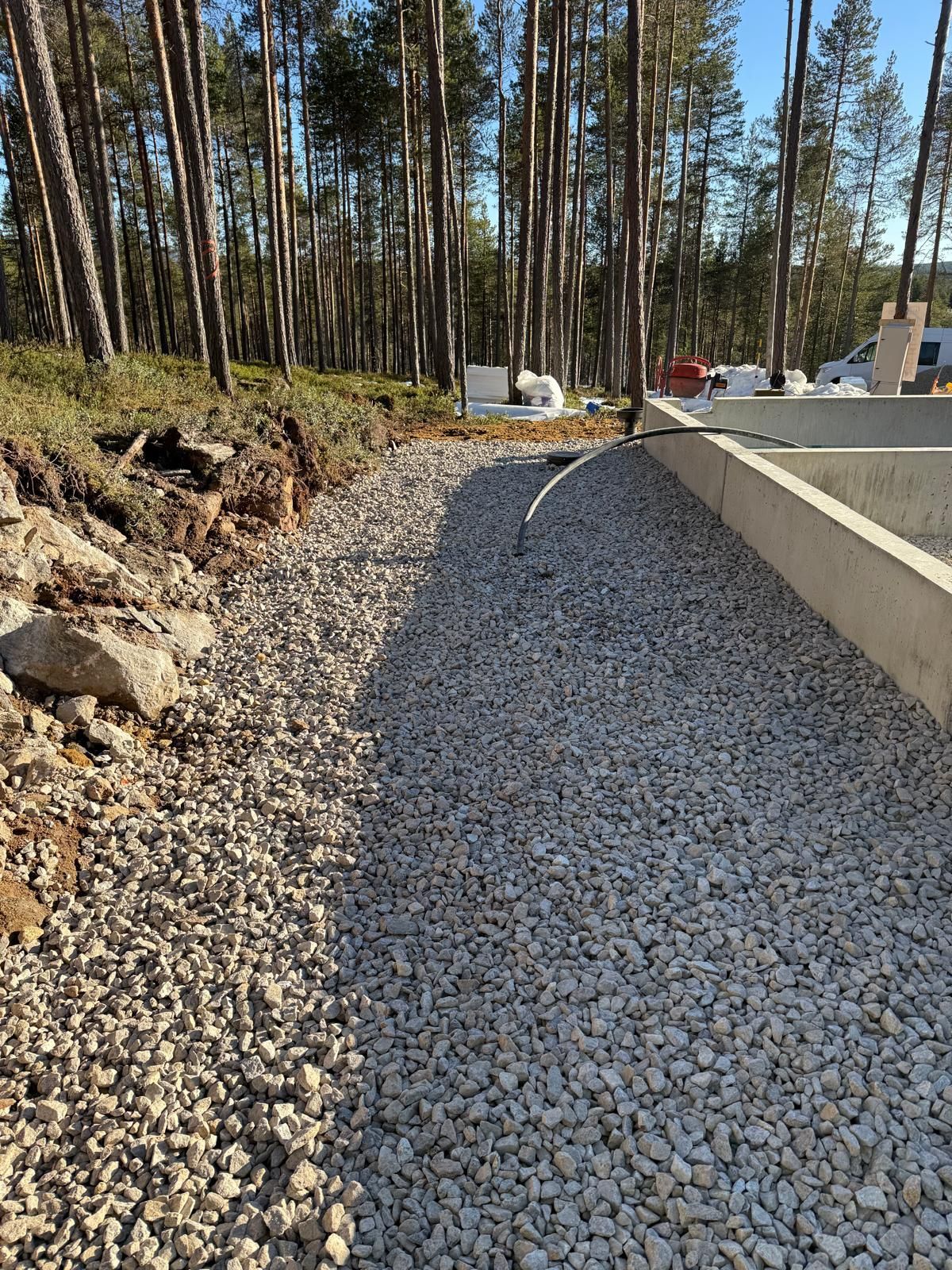 Kodin perustusten suojana toimiva salaojitus ja maansiirto – Diggers Oy.