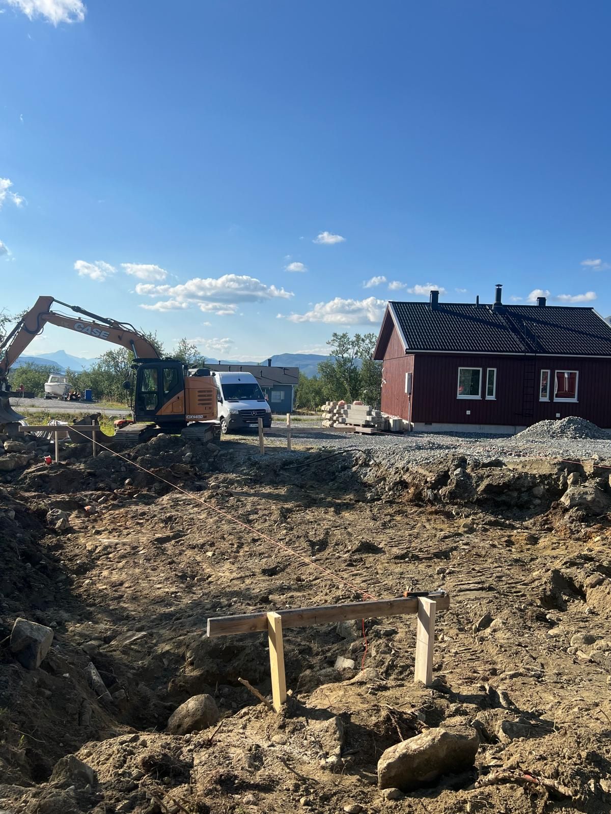 Diggers Oy tekee uuden omakotitalon pohjatyöt ja tontin muotoilun.