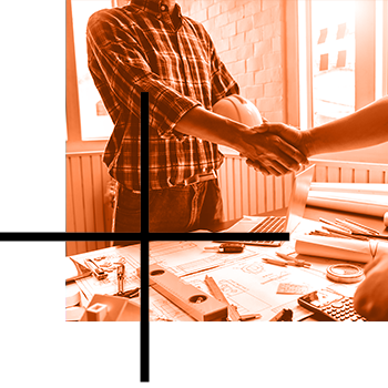 Maitre d'œuvre serrant la main d'un client