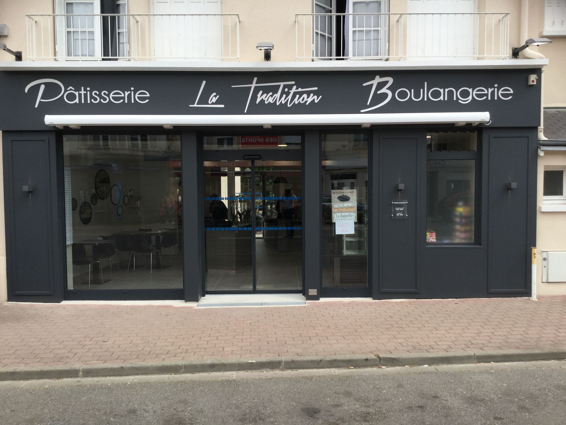Façade pâtisserie La Tradition