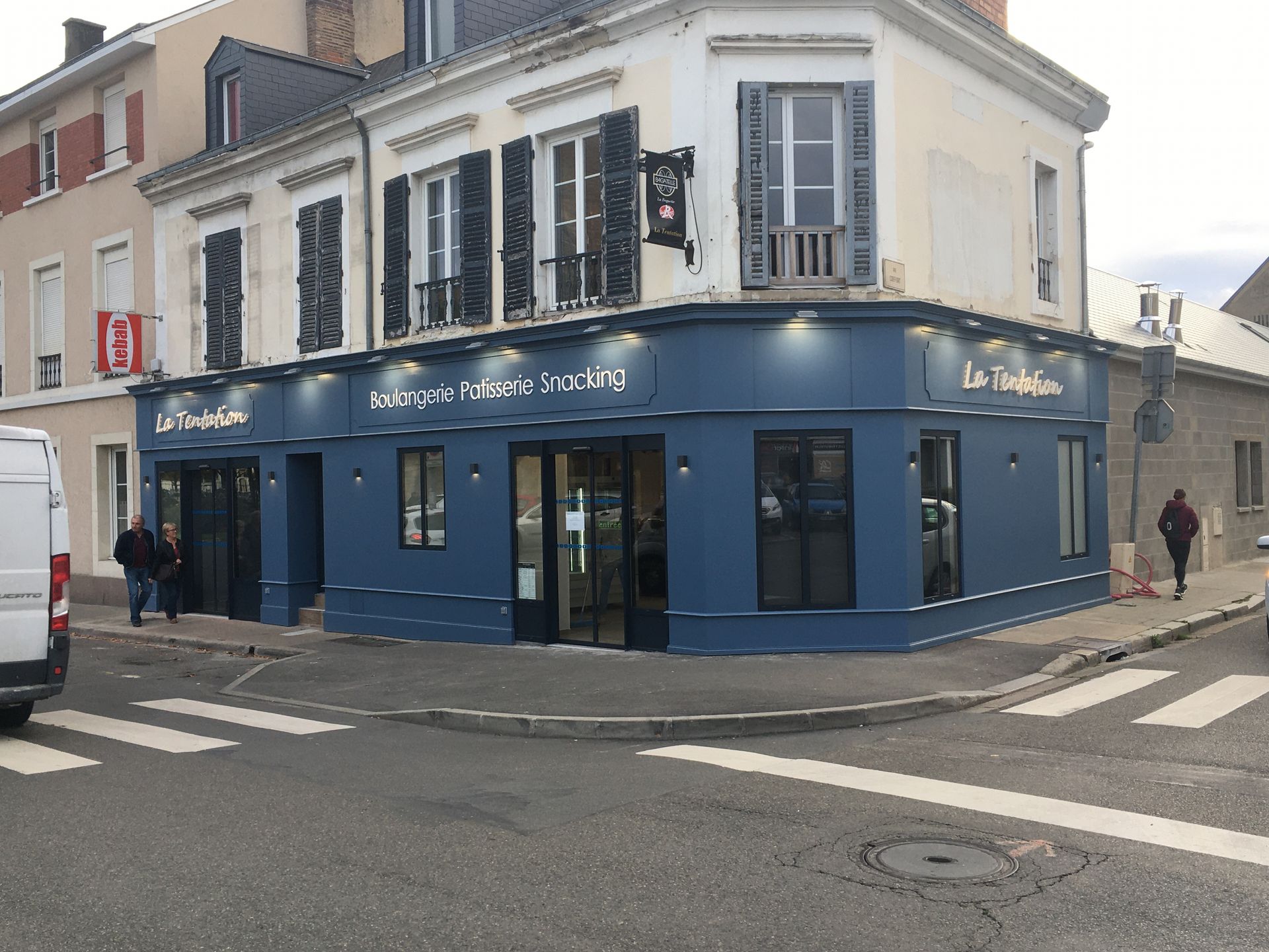 Façade bleue de la boulangerie La Tentation
