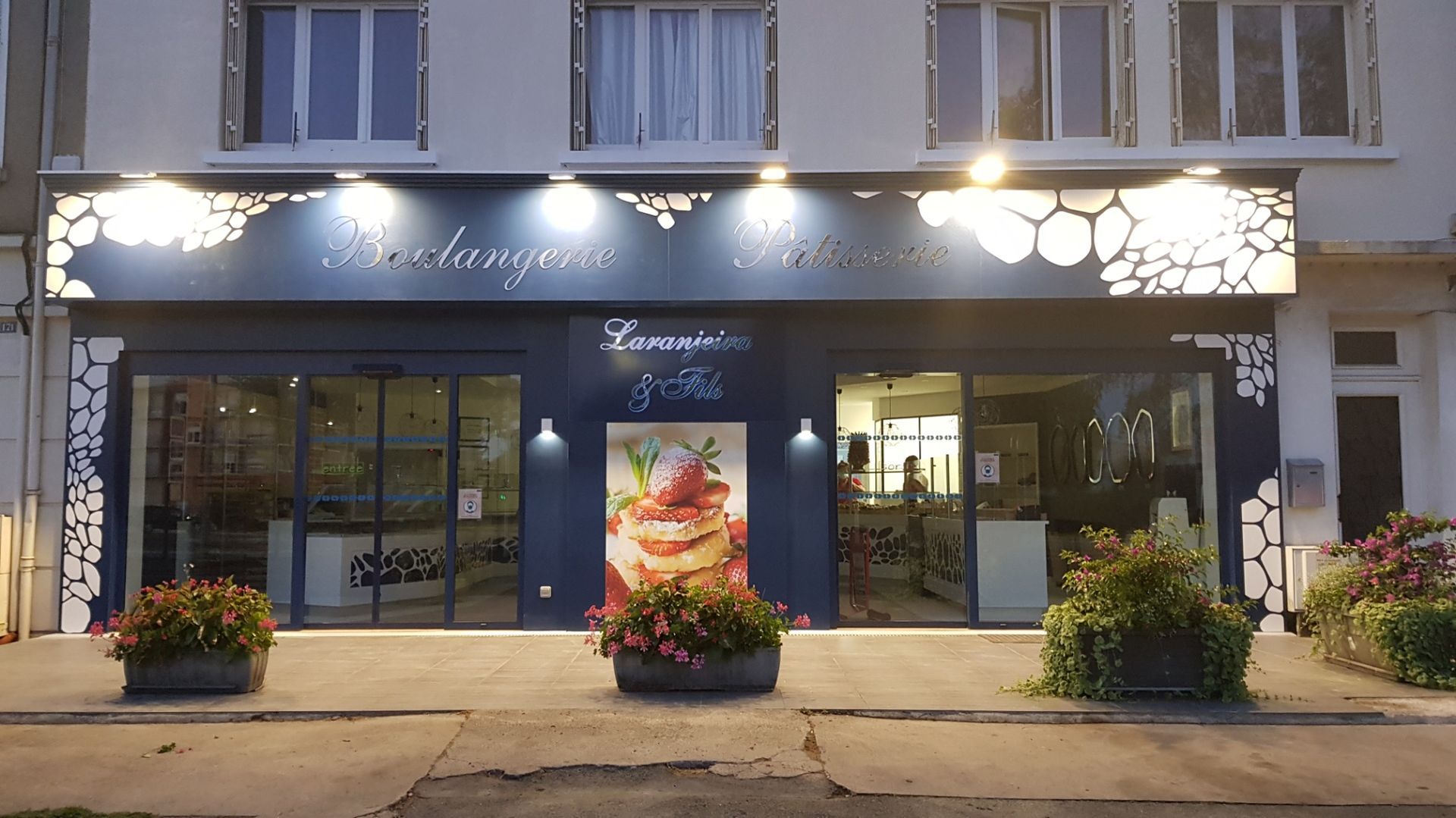 Façade éclairée de la boulangerie Laranjeira