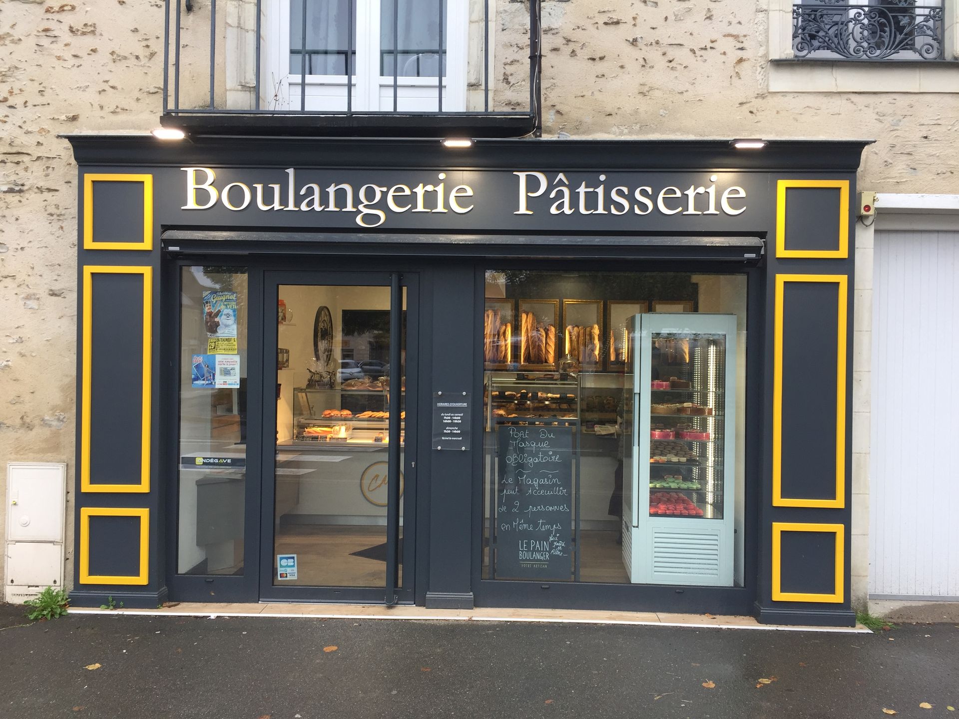 Façade anthracite et jaune d'une boulangerie