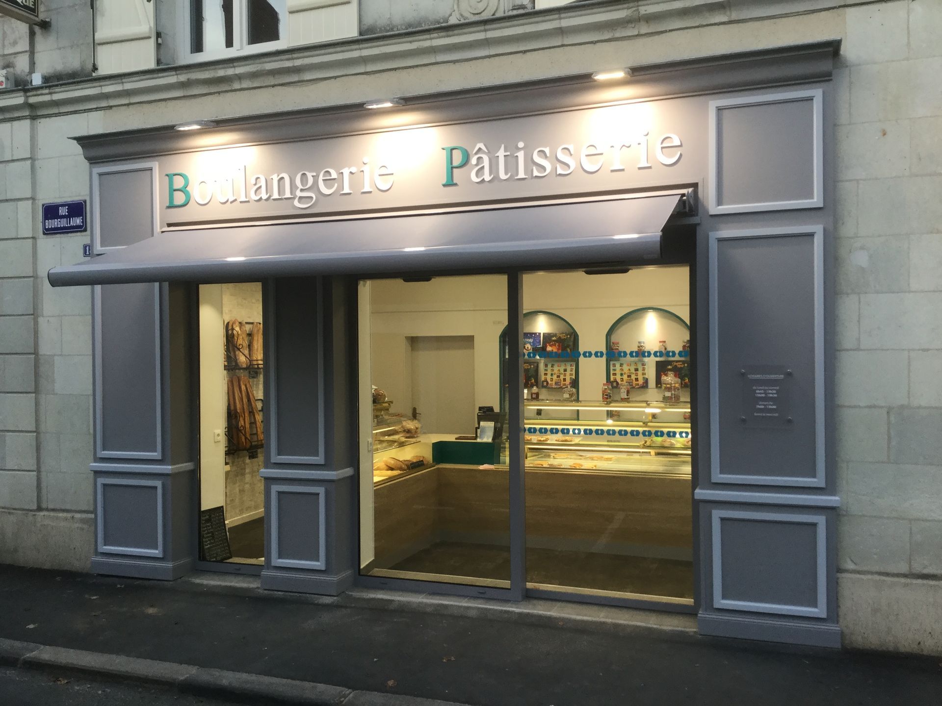 Façade grise d'une boulangerie Pâtisserie