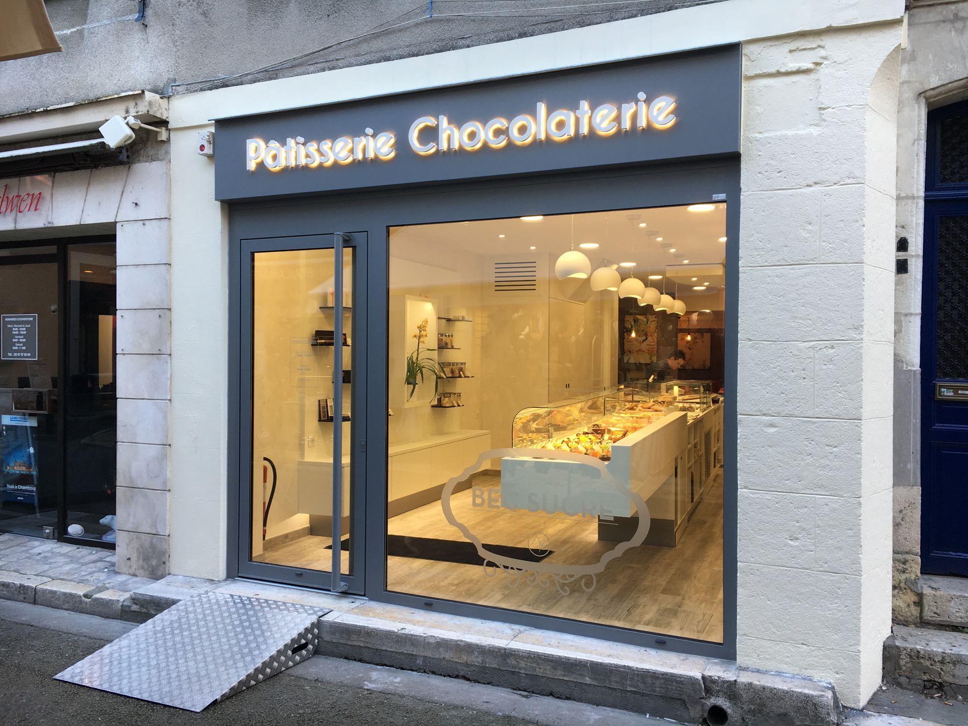 Façade d'une boulangerie avec rampe d'accès PMR