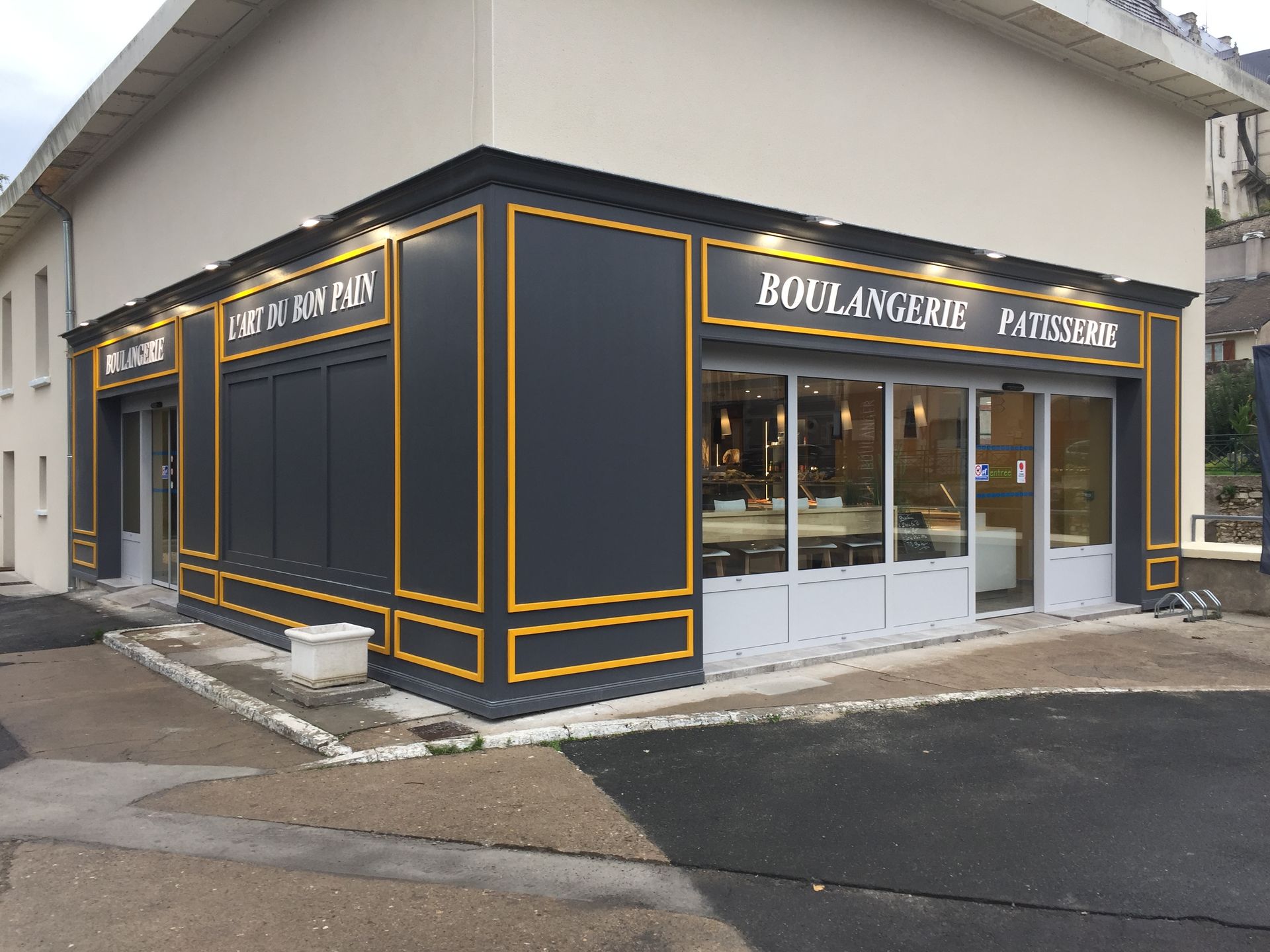 Façade grise foncée et jaune d'une pâtisserie