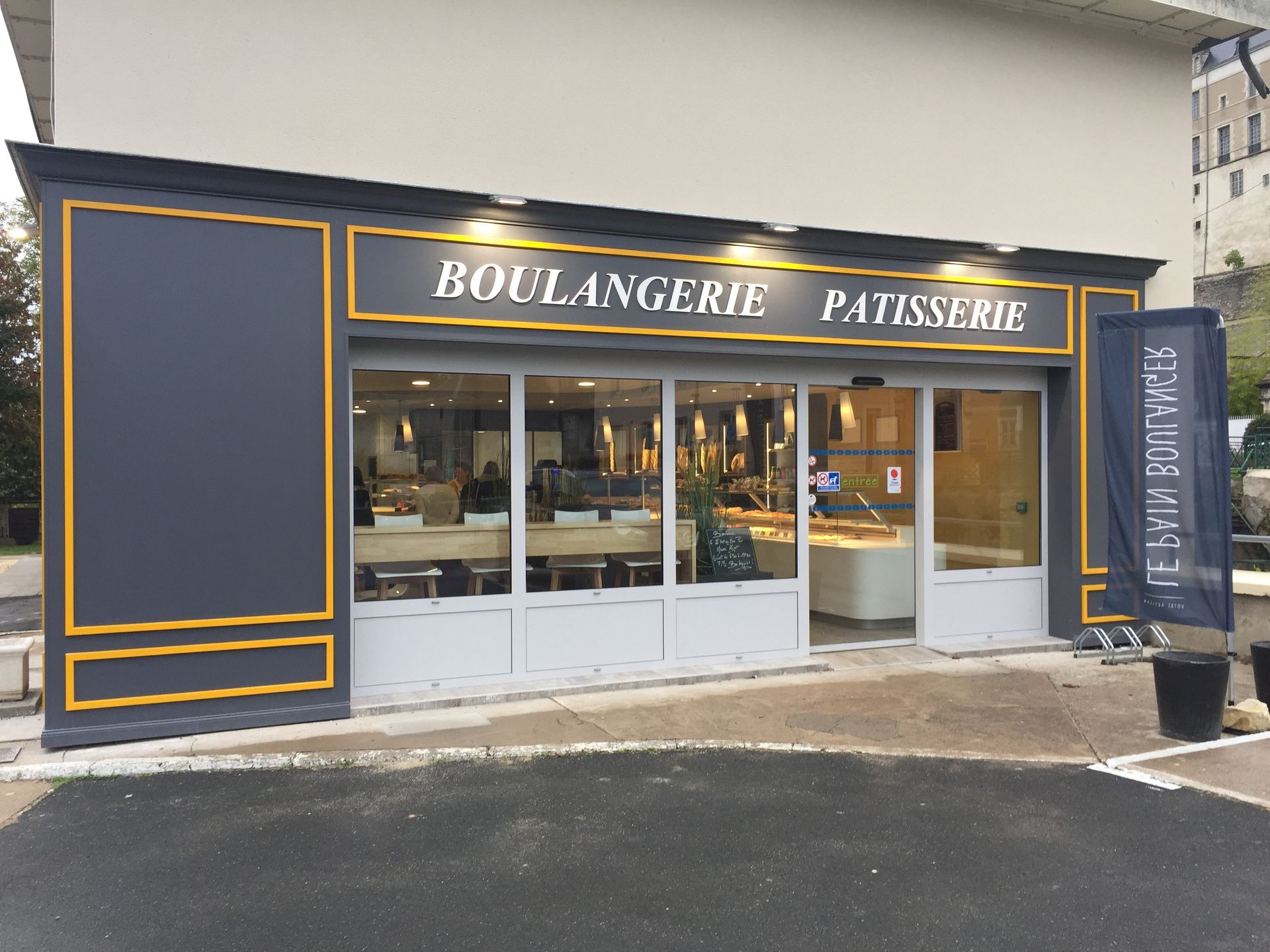 Façade grise foncée et jaune d'une boulangerie