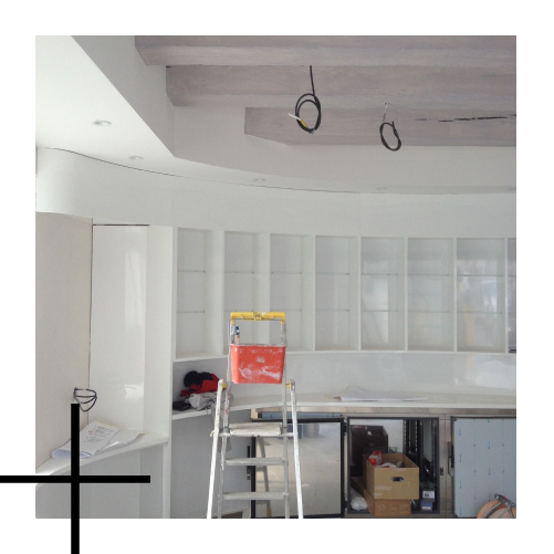 Pièce en travaux avec un escabeau