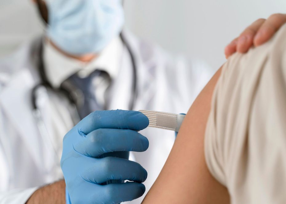 Un professionnel de santé en blouse blanche et masque 