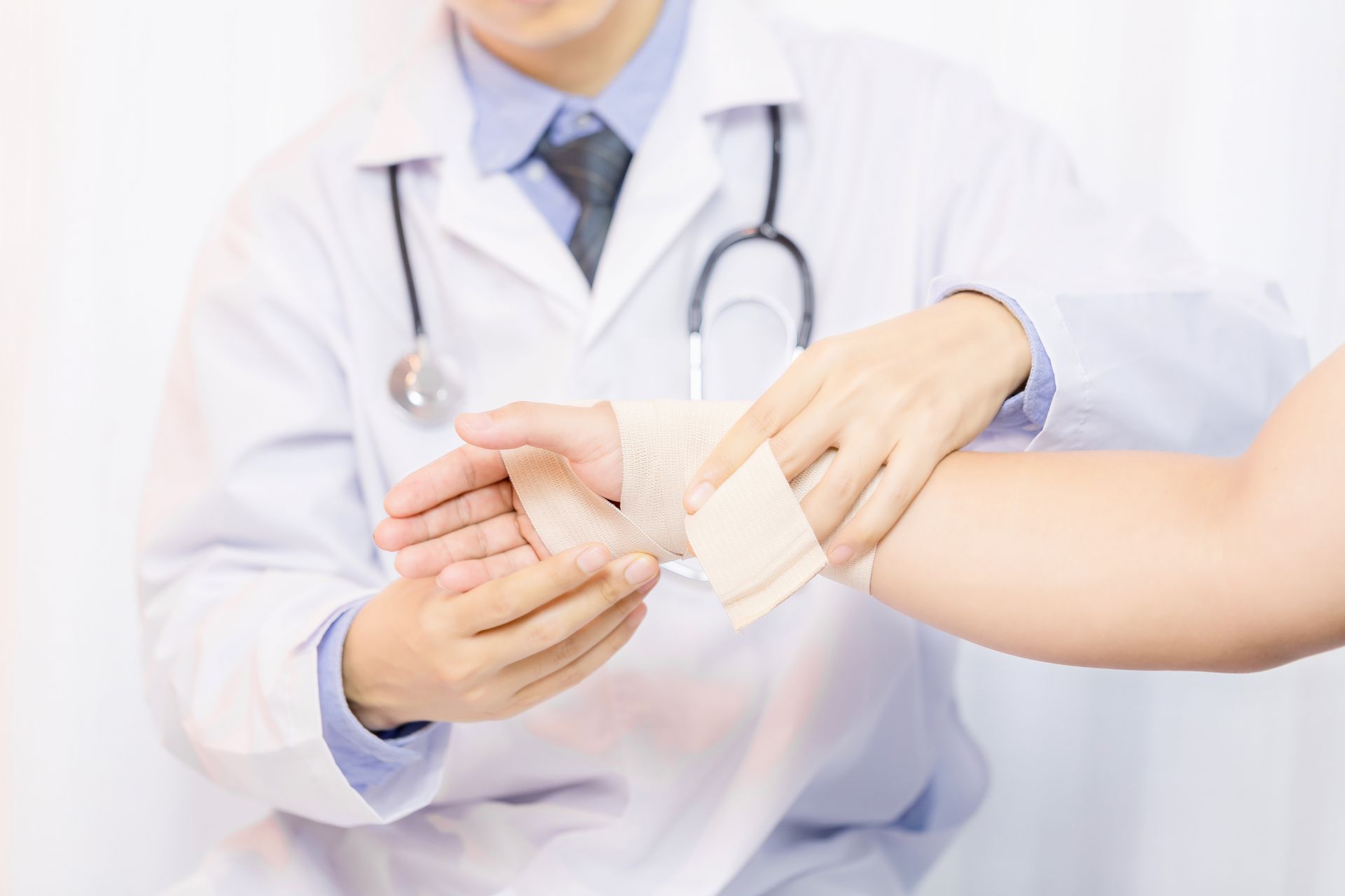 Un professionnel de santé en blouse blanche 