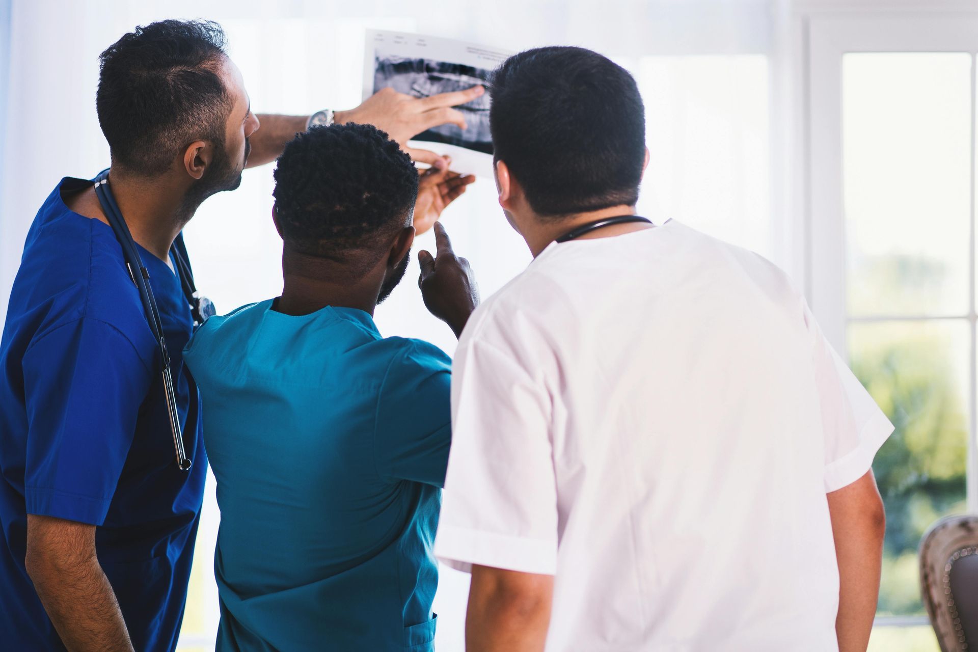 Trois professionnels de la santé en blouse blanche 