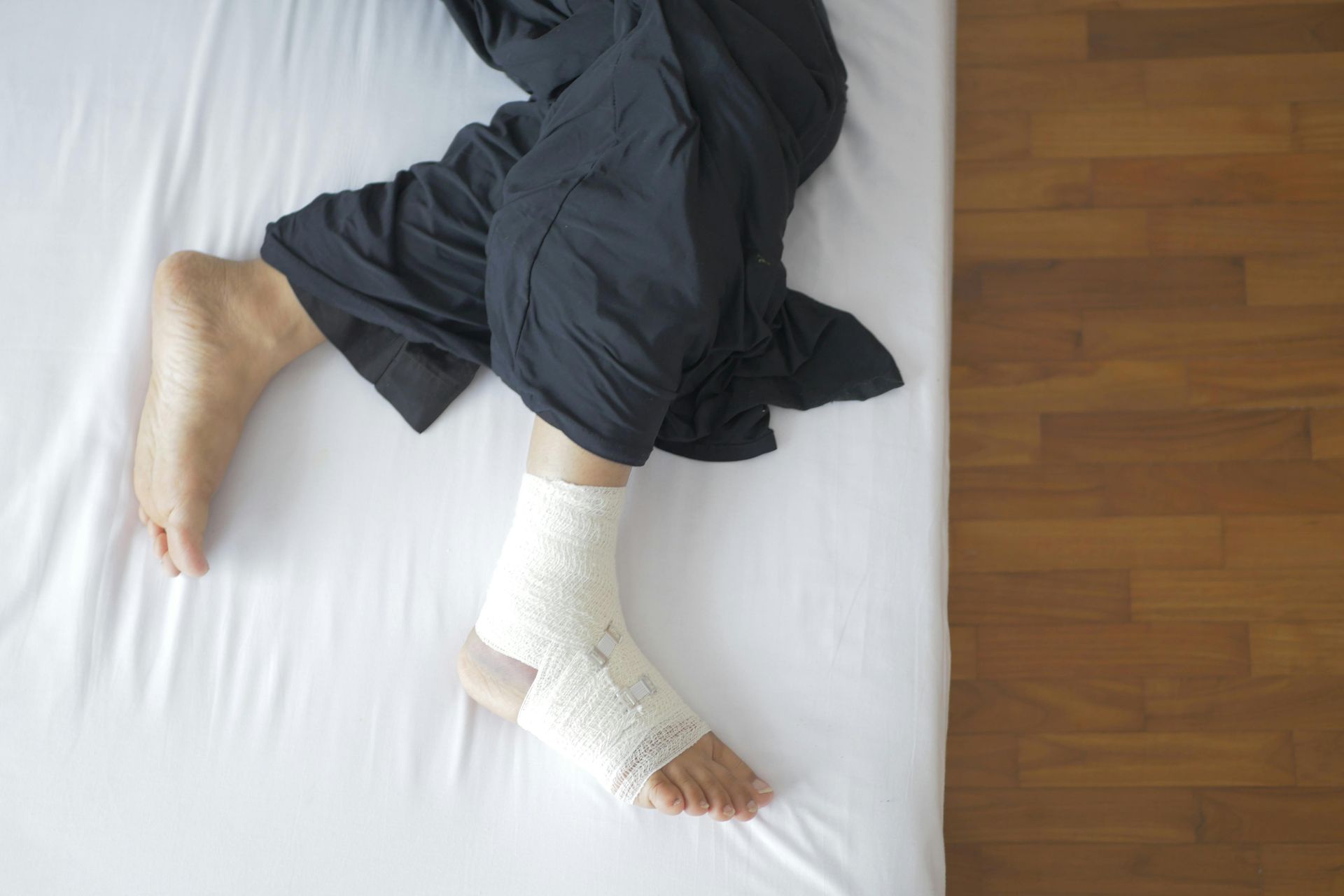 Une personne vêtue d'un pantalon 